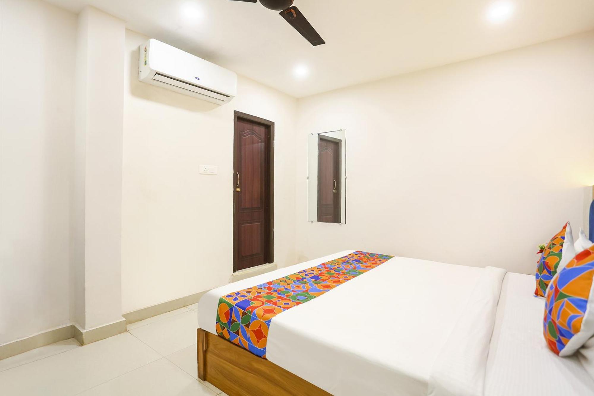 Fabhotel Hari Kunj 900 M From Kashi Vishwanath Temple Váránaszi Kültér fotó