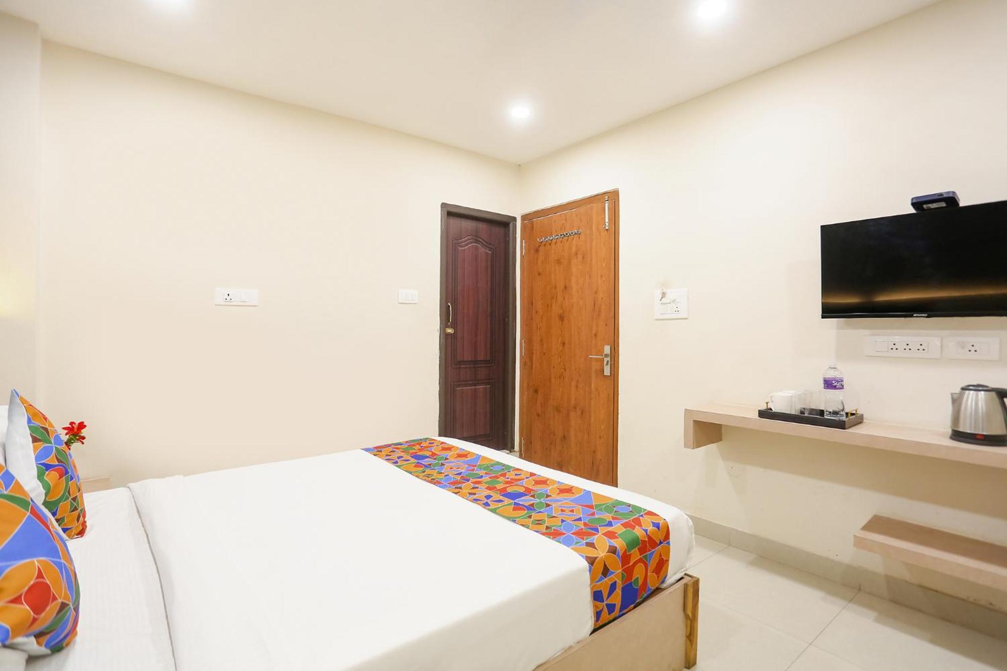Fabhotel Hari Kunj 900 M From Kashi Vishwanath Temple Váránaszi Kültér fotó