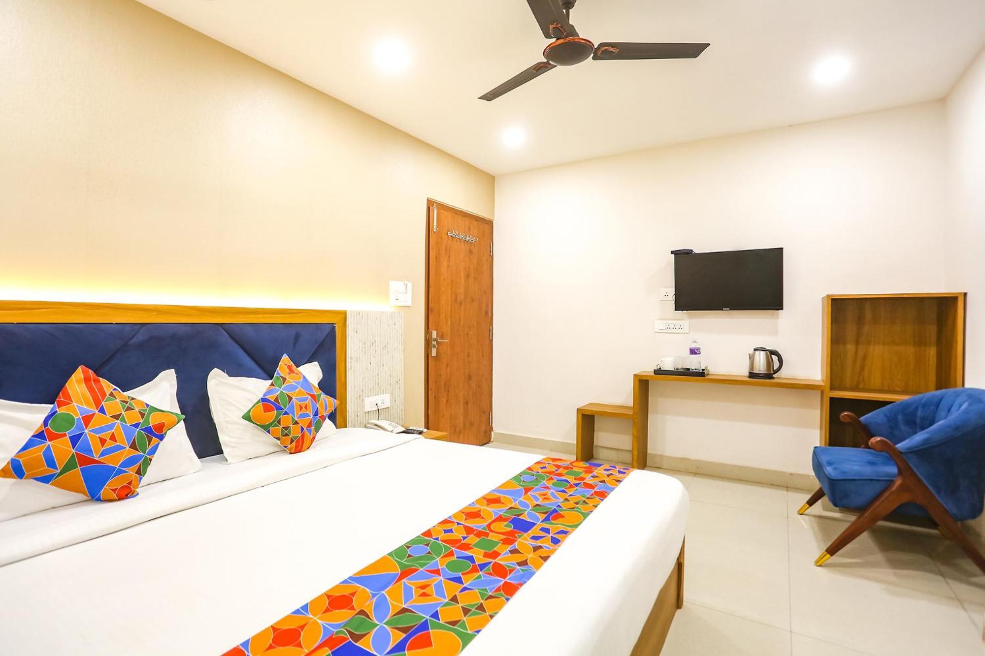 Fabhotel Hari Kunj 900 M From Kashi Vishwanath Temple Váránaszi Kültér fotó
