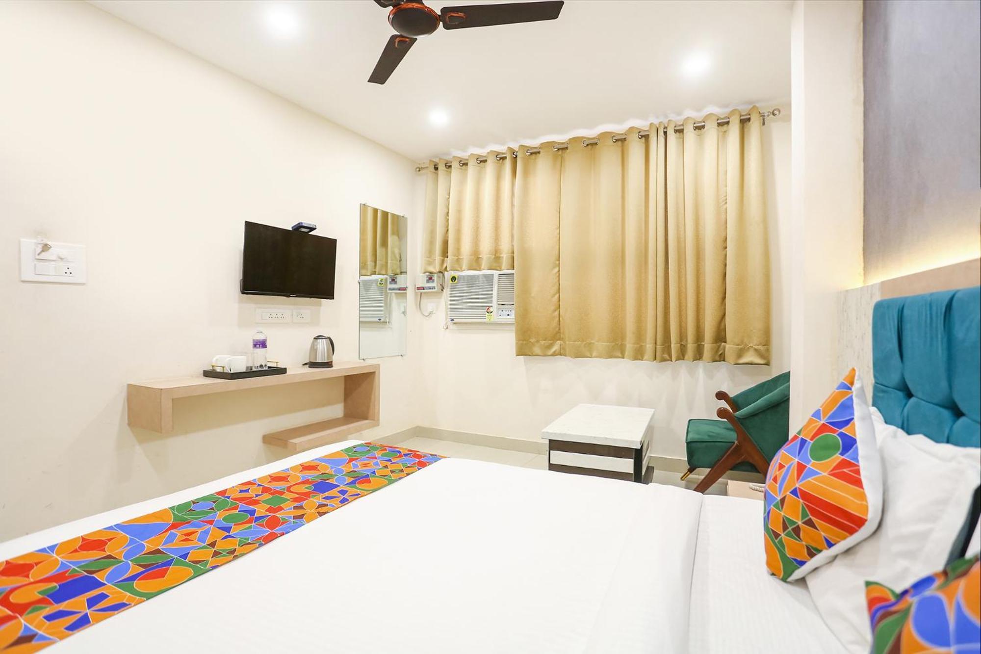 Fabhotel Hari Kunj 900 M From Kashi Vishwanath Temple Váránaszi Kültér fotó