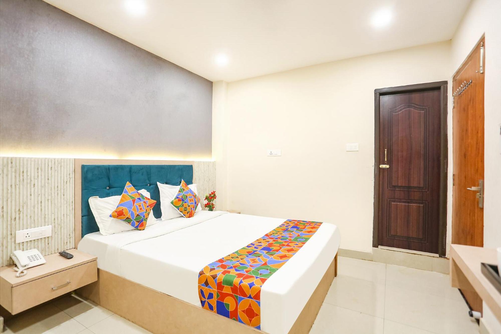 Fabhotel Hari Kunj 900 M From Kashi Vishwanath Temple Váránaszi Kültér fotó